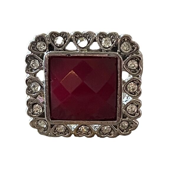 NWOT square checkered red center stone ring with heart shaped rhinestone border - Picture 4 of 9